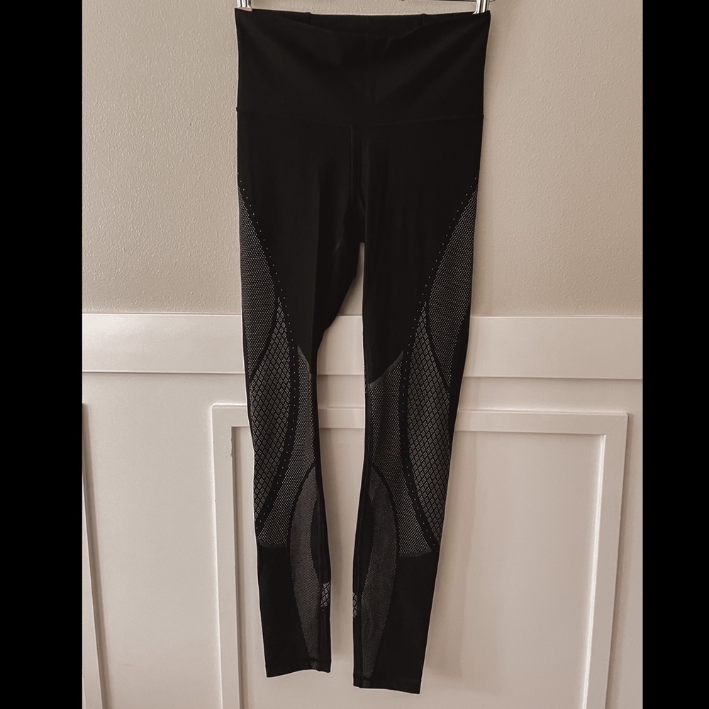 Rare Lululemon Wunder Under 25” Leggings, size 8